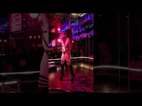 Стрипуха выступает с пиццей