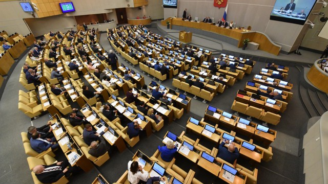 В Думу внесен проект о снижении зарплаты депутатов до 35 тысяч рублей    