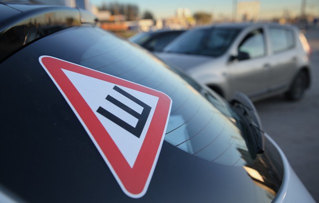 Кабмин разрешил водителям не устанавливать знак "Шипы" на автомобили    