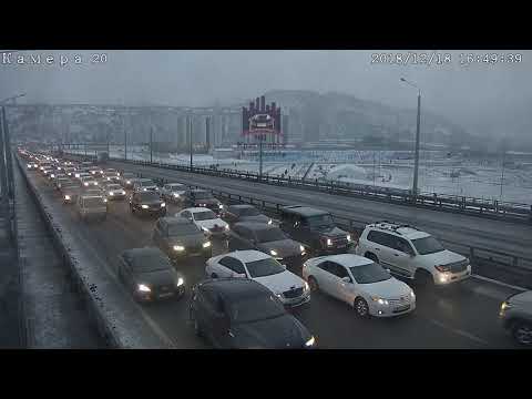 Свадебный переполох на мосту в Красноярске