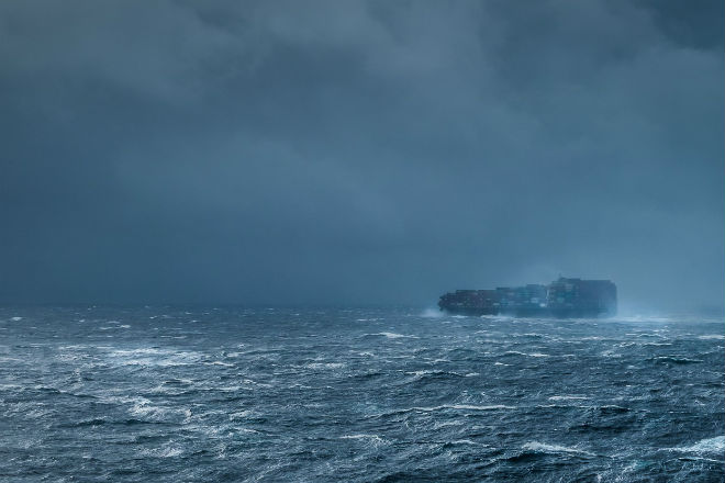 Как корабли теряют груз во время шторма