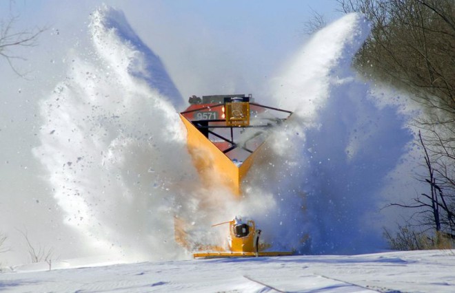 Поезда прорываются сквозь толщу снега