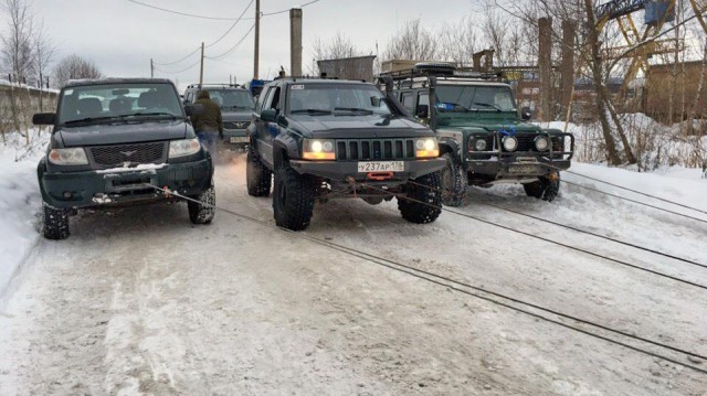 Джиперы лебедками спасли 48-тонную фуру