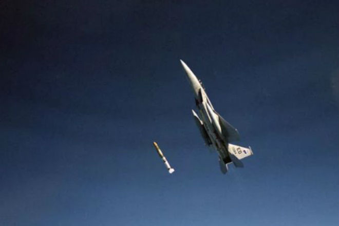 Летчик, который умудрился сбить спутник в космосе ракетой с самолета