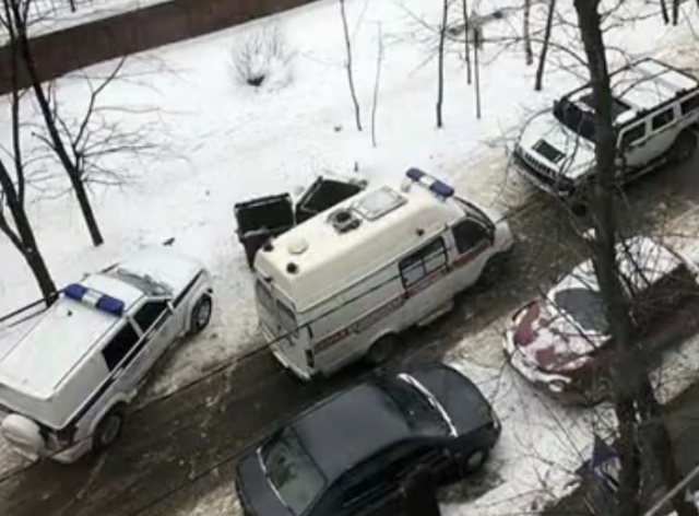 Внедорожник Hummer перегородил дорогу машине скорой помощи