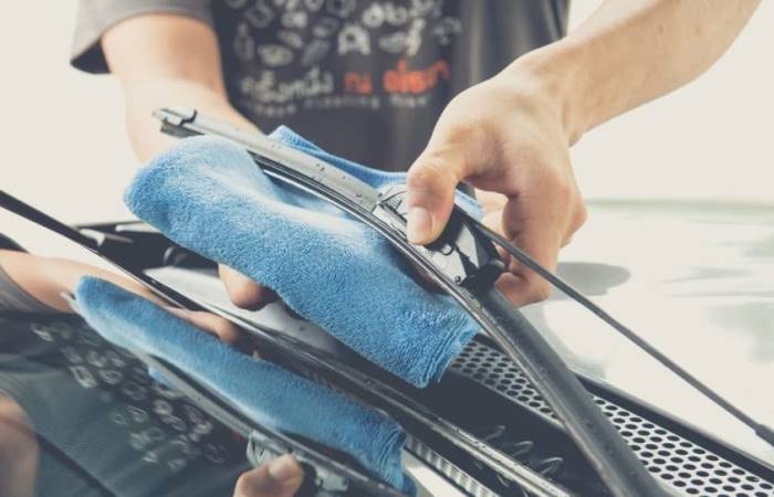 Как устранить скрип дворников по стеклу автомобиля