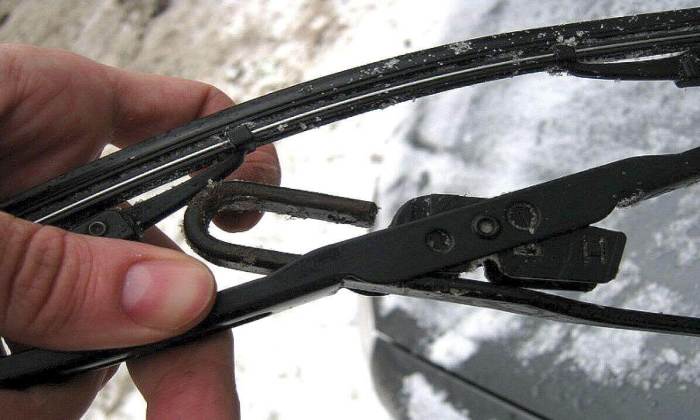 Как устранить скрип дворников по стеклу автомобиля