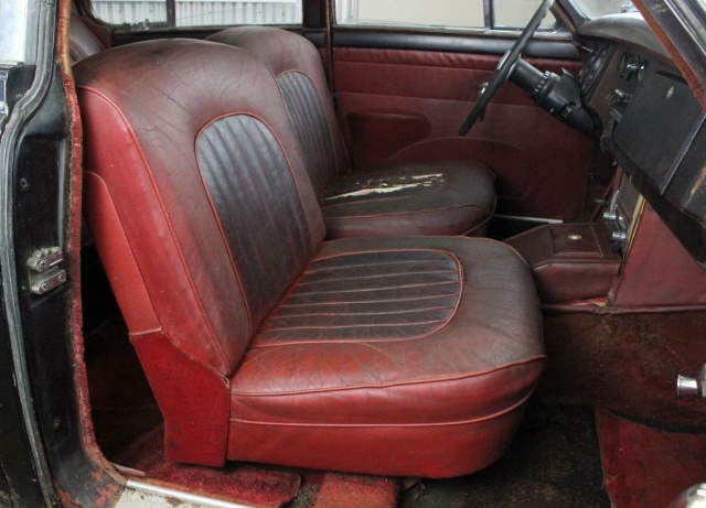 Раритетный Jaguar Mk II в старом заброшенном доме