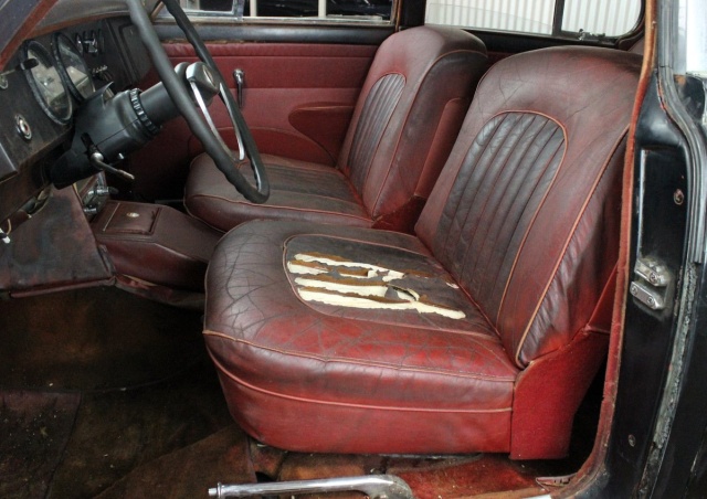 Раритетный Jaguar Mk II в старом заброшенном доме