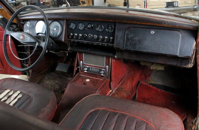 Раритетный Jaguar Mk II в старом заброшенном доме