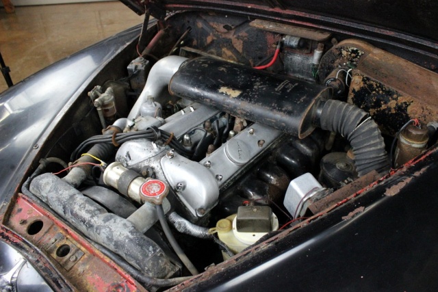 Раритетный Jaguar Mk II в старом заброшенном доме