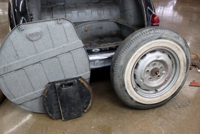 Раритетный Jaguar Mk II в старом заброшенном доме