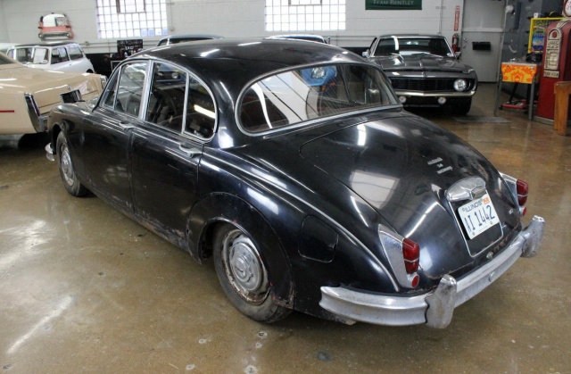 Раритетный Jaguar Mk II в старом заброшенном доме