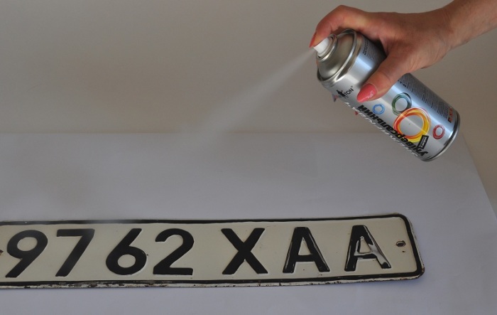 Для чего некоторые водители брызгают номера лаком для волос?