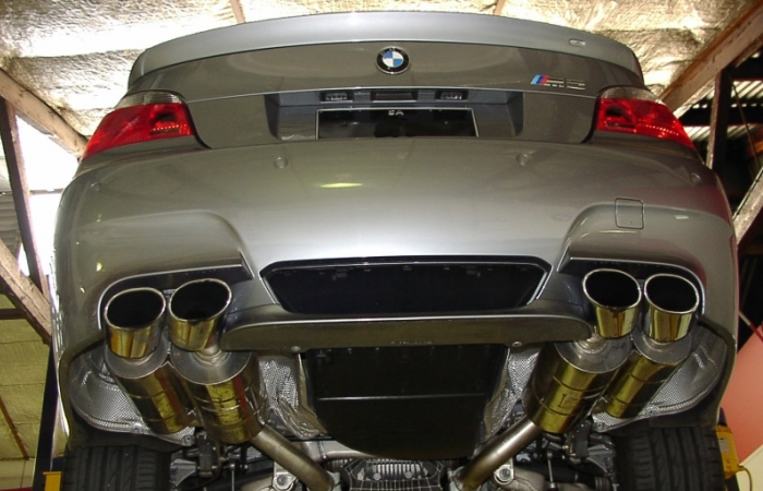 Зачем автомобилю две выхлопные трубы