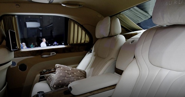 На Женевском автосалоне представили золотой "Кортеж" от Aurus