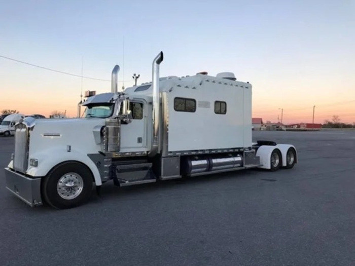 Обустройство тягача с гигантским спальным отсеком