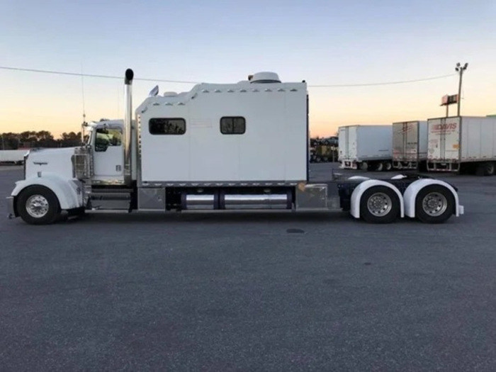 Обустройство тягача с гигантским спальным отсеком