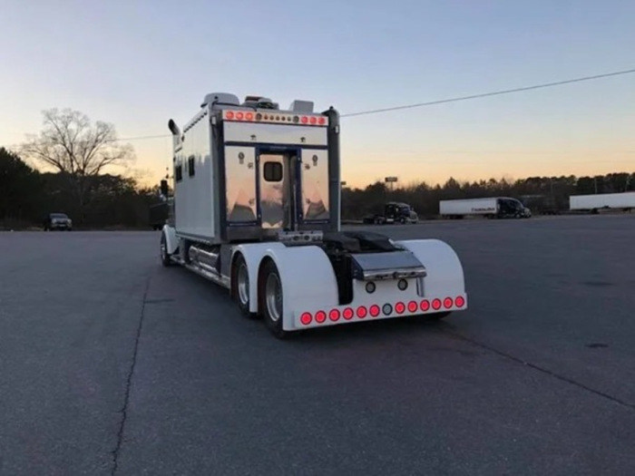 Обустройство тягача с гигантским спальным отсеком