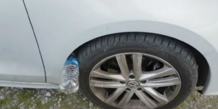 Почему надо насторожиться водителям, которые увидели пластиковую бутылку возле колеса