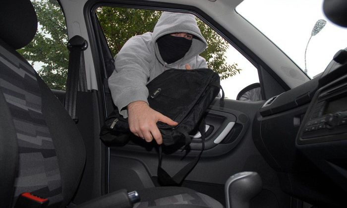 Почему надо насторожиться водителям, которые увидели пластиковую бутылку возле колеса