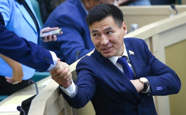 Владимир Путин назначил чемпиона мира по кикбоксингу Бату Хасикова главой Калмыкии