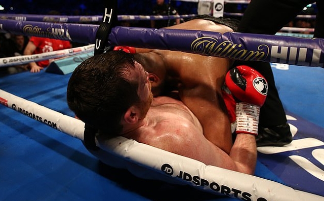 Британский боксер Кэш Али укусил Дэвида Прайса во время боя