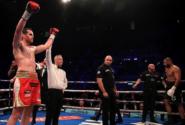 Британский боксер Кэш Али укусил Дэвида Прайса во время боя