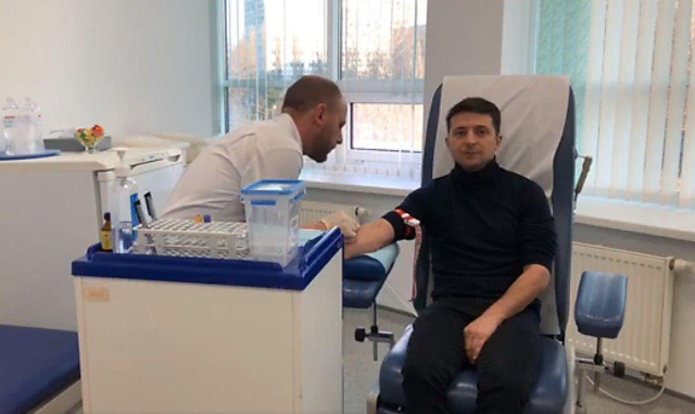 Петр Порошенко сдал анализы на стадионе "Олимпийский" согласно условиям "мега-дебатов Зеленского"