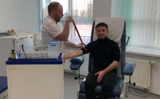 Петр Порошенко сдал анализы на стадионе "Олимпийский" согласно условиям "мега-дебатов Зеленского"