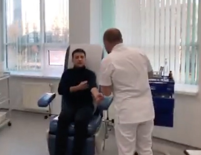 Петр Порошенко сдал анализы на стадионе "Олимпийский" согласно условиям "мега-дебатов Зеленского"