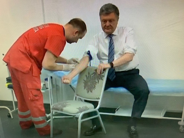 Петр Порошенко сдал анализы на стадионе "Олимпийский" согласно условиям "мега-дебатов Зеленского"