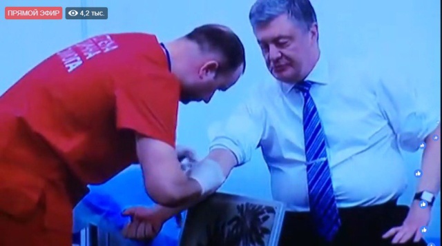 Петр Порошенко сдал анализы на стадионе "Олимпийский" согласно условиям "мега-дебатов Зеленского"