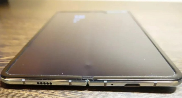 Экраны на Samsung Galaxy Fold начали ломаться еще до старта продаж