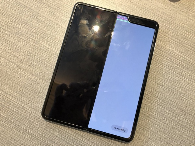 Экраны на Samsung Galaxy Fold начали ломаться еще до старта продаж