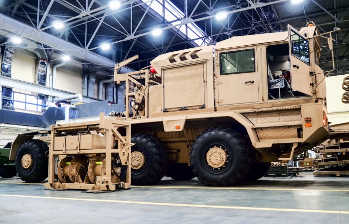 Огромный супертягач из Беларуси для нефтяных компаний, который перевезет 200 тонн груза, играючи