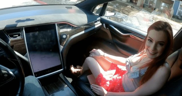 Актеры Pornhub "опробовали" автопилот электромобиля Tesla