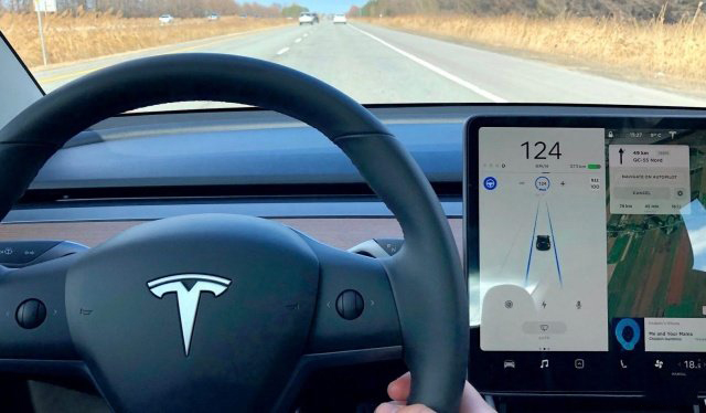 Актеры Pornhub "опробовали" автопилот электромобиля Tesla