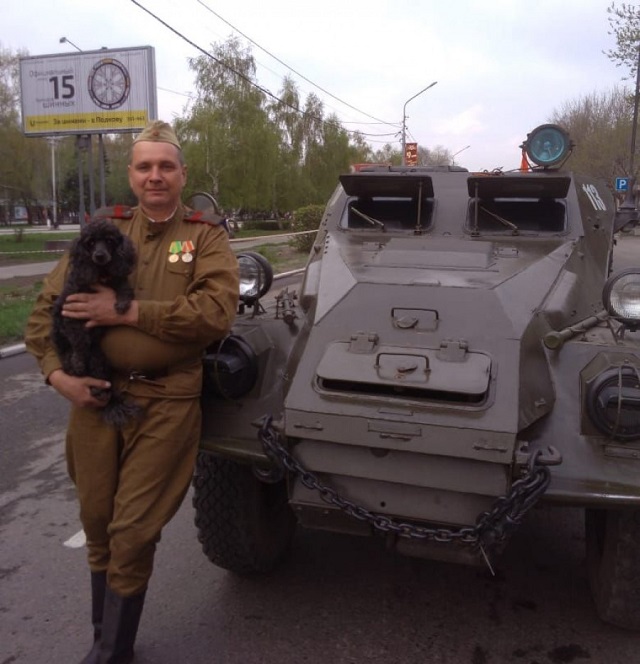 Мужчина из Новоалтайска ездит на работу на БТРе 1949 года