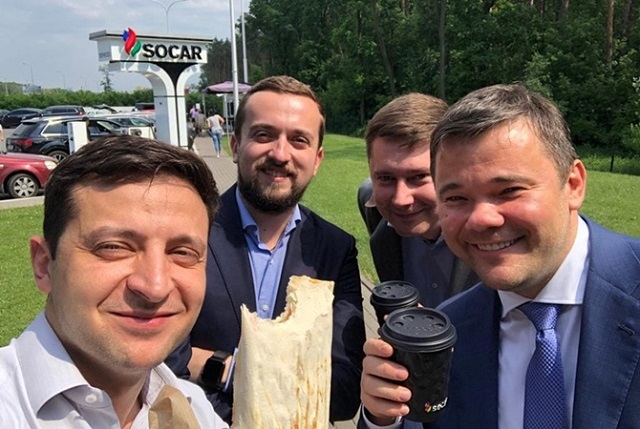 Зеленский посоветовал чиновникам есть шаурму, чтобы "быть ближе к народу" Зеленский посоветовал чиновникам есть шаурму, чтобы "быть ближе к народу"