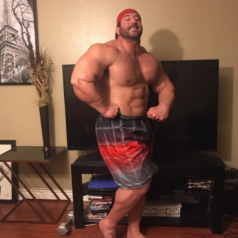 Худой подросток превратился в гору мышц