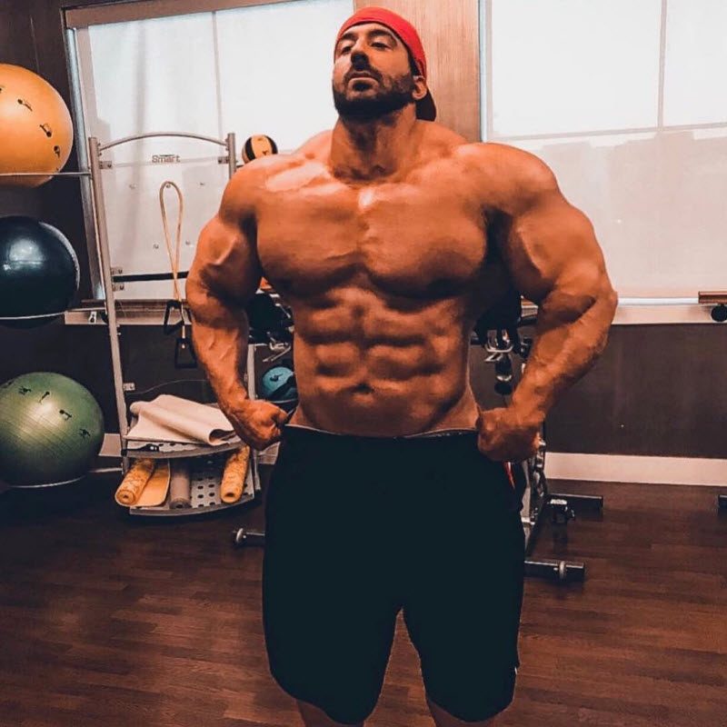 Худой подросток превратился в гору мышц