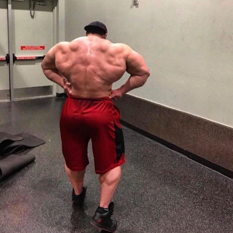 Худой подросток превратился в гору мышц