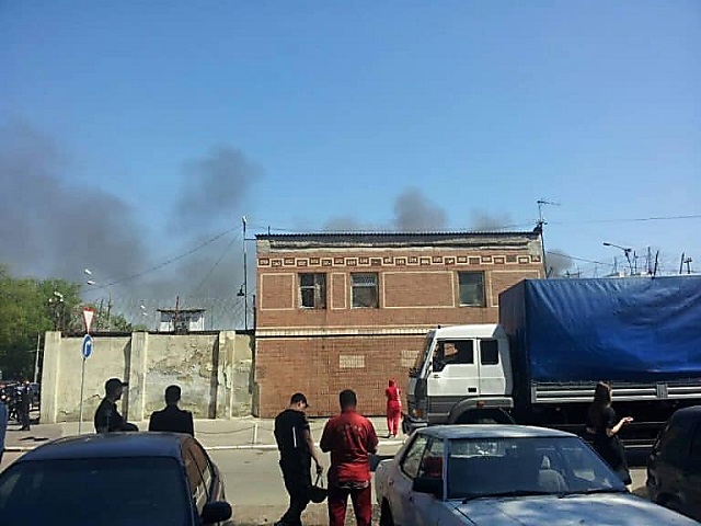 Из колонии в Одессе произошел массовый побег. Пятьсот человек забаррикадировалась, 15 сбежали (10 фото + видео) Из колонии в Одессе произошел массовый побег. Пятьсот человек забаррикадировалась, 15 сбежали (10 фото + видео)