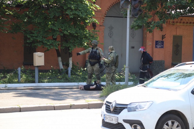 Из колонии в Одессе произошел массовый побег. Пятьсот человек забаррикадировалась, 15 сбежали Из колонии в Одессе произошел массовый побег. Пятьсот человек забаррикадировалась, 15 сбежали