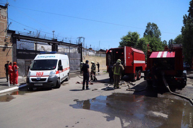 Из колонии в Одессе произошел массовый побег. Пятьсот человек забаррикадировалась, 15 сбежали Из колонии в Одессе произошел массовый побег. Пятьсот человек забаррикадировалась, 15 сбежали