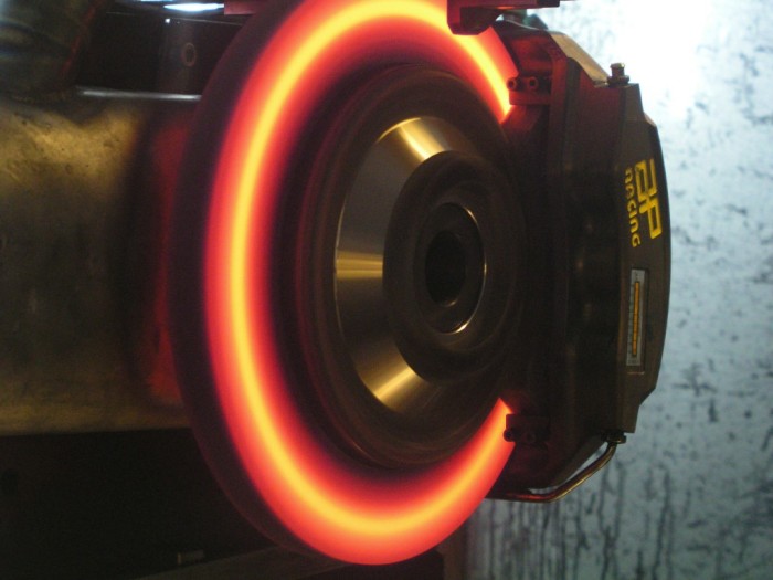 Простые способы уберечь автомобиль от палящего солнца летом