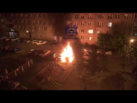 На парковке у дома горят машины