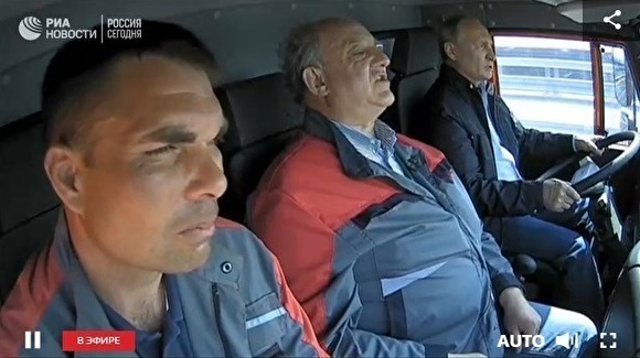 Россиянина оштрафовали за критику Путина, который не был пристегнут за рулем КамАЗа Россиянина оштрафовали за критику Путина, который не был пристегнут за рулем КамАЗа