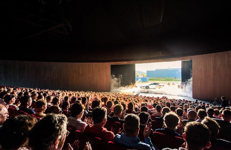 Голландцы показали солнечный электрокар с запасом хода в 725 км, дозаправляющийся на ходу